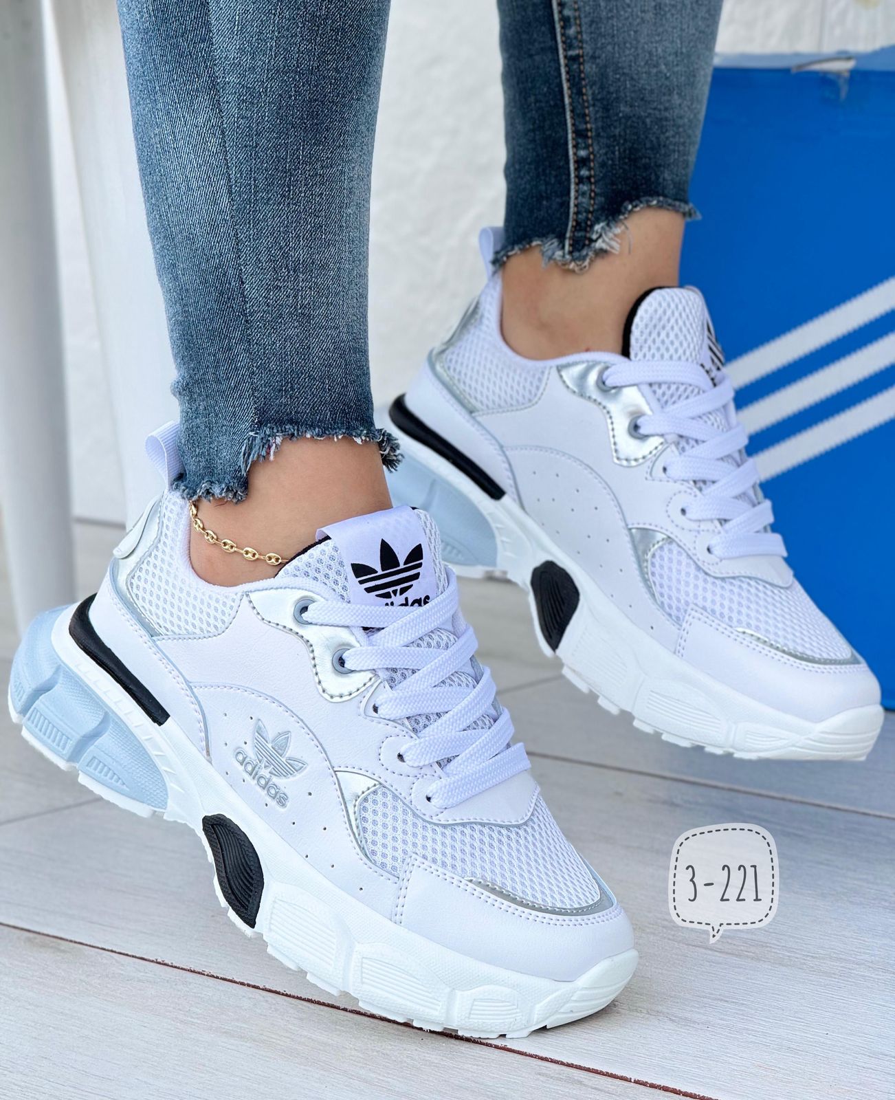 Adidas Women's White Sneakers | Urban and Comfortable Style for Any Occasion